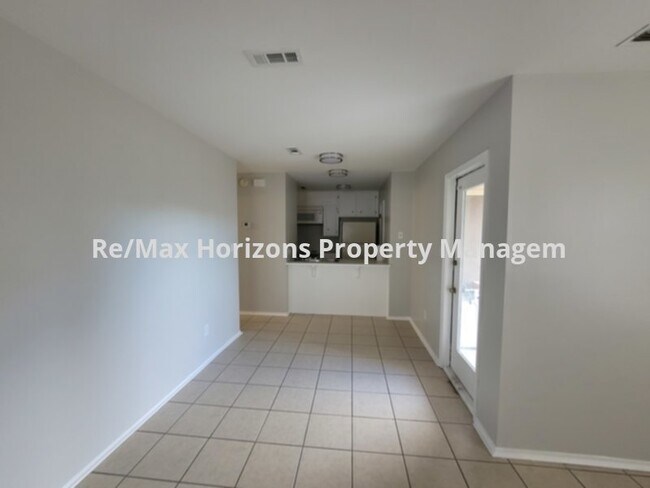 Building Photo - Nicely updated duplex!