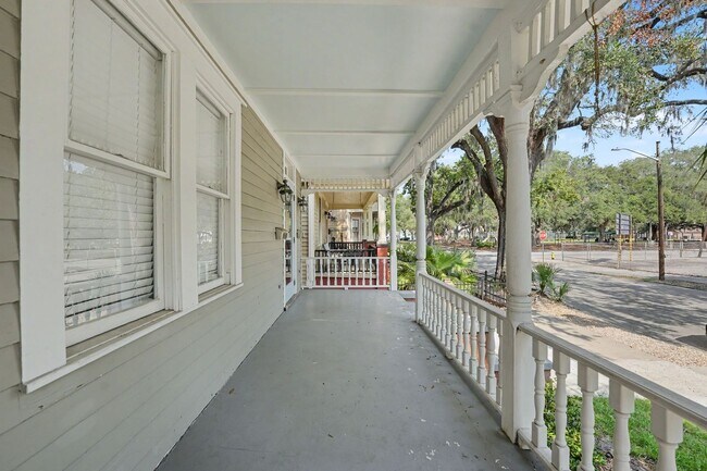 Building Photo - 311 W 39th St