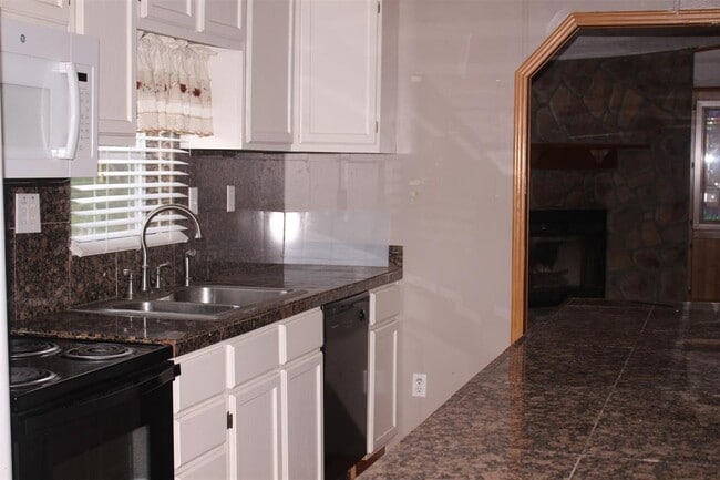 Building Photo - 161 Green Fields Dr