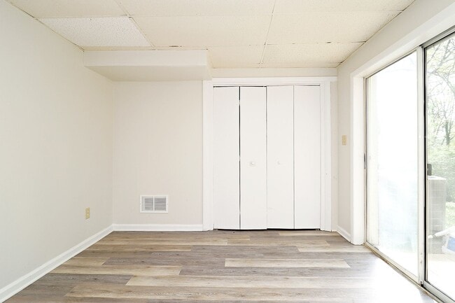 Building Photo - Student-Friendly Fry's Spring Duplex