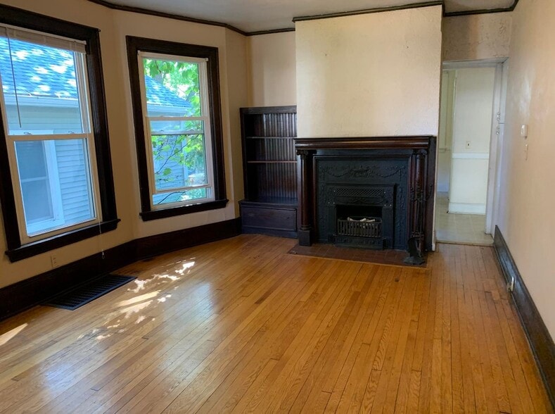 Primary Photo - 1037 Jenifer St