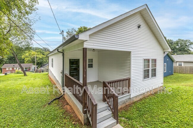 Building Photo - 619 Midlake Dr NE