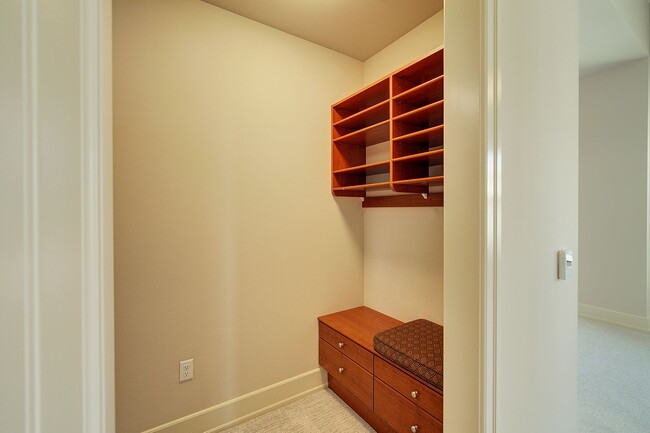 Building Photo - 2 Bd / 2.5 Ba Seattle Condo