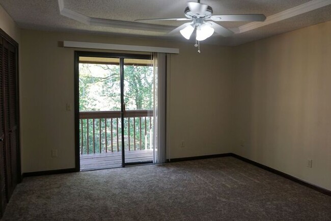 Building Photo - 2 Bedroom 2.5 Bath Townhome