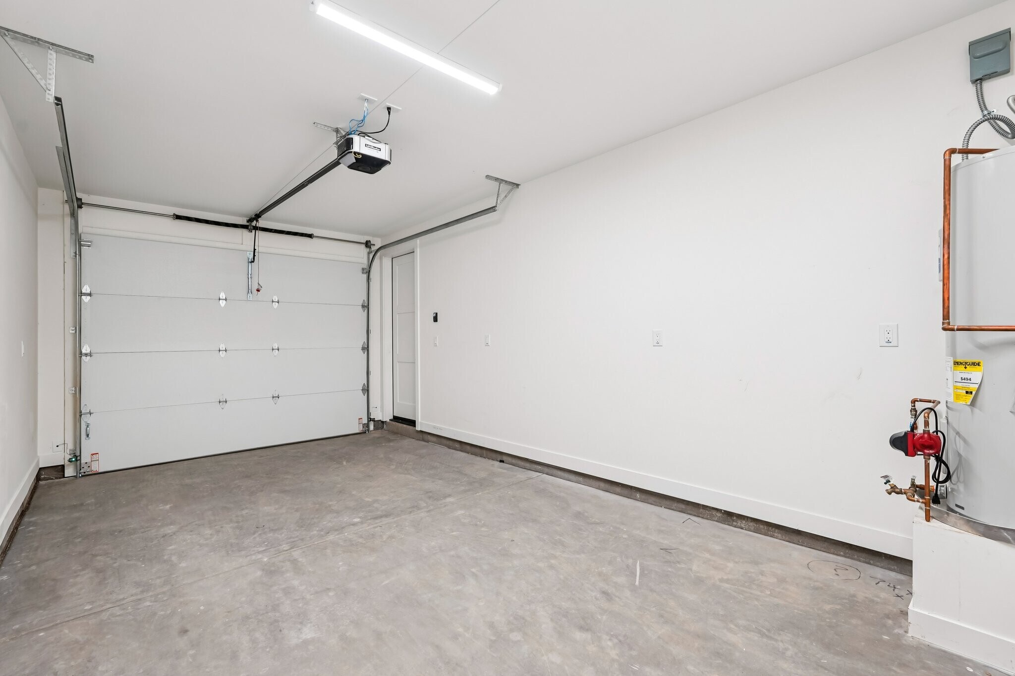 Building Photo - 910 E Roma Ave