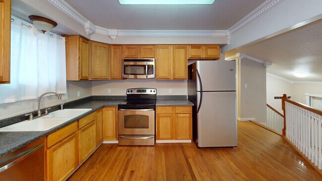 Building Photo - 3 Bedroom 2 Bath with Garage Available NOW!! Animal friendly!