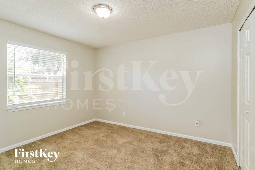 Building Photo - 3021 Caroline Crest Dr E
