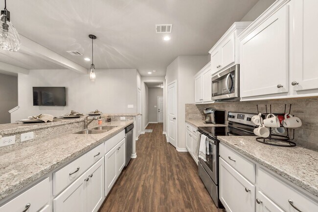 Building Photo - AUGUST PRE-LEASE!! 4/4.5 in Pershing Pointe!