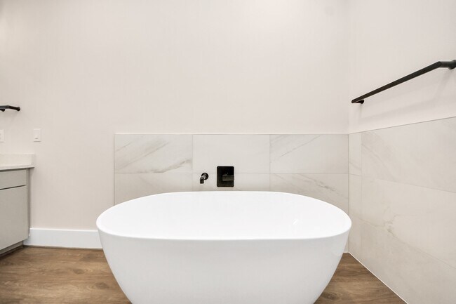 Building Photo - 783 Mansfield St