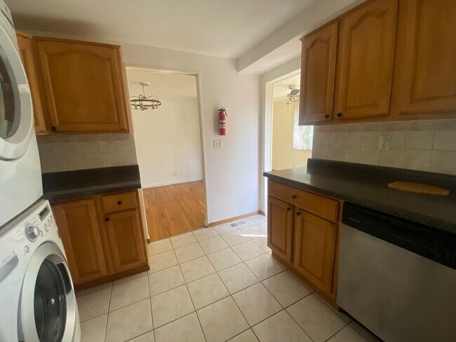 Building Photo - 709 S Salem Dr