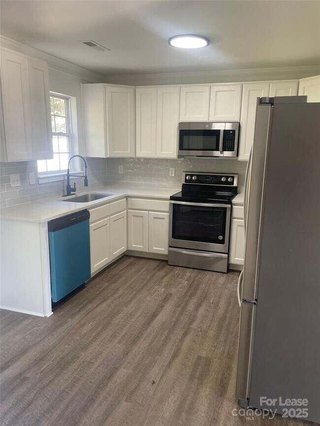 Building Photo - 242 Amir Cir