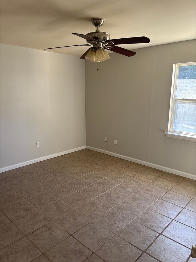 Building Photo - BILOXI - 3 BED/2 BATH HOME LOCATED IN THE HEART OF THE CITY - CLOSE TO BEACH