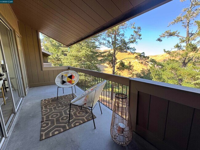 Building Photo - 2075 Ascot Dr