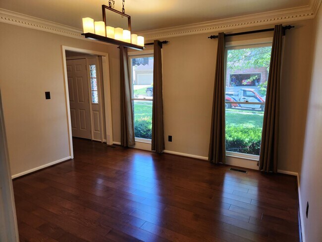 Building Photo - 841 Edgewood Dr
