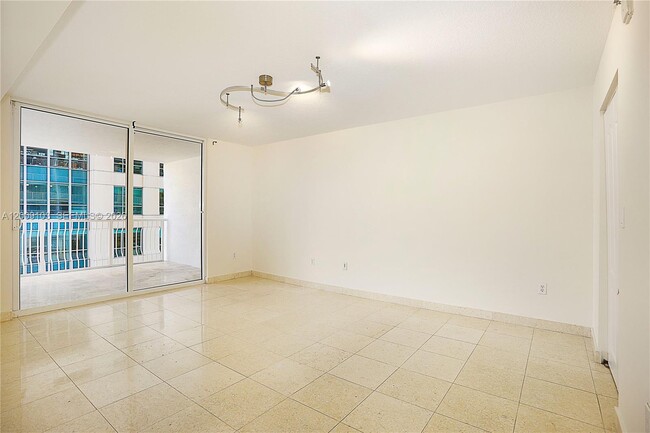 Building Photo - 1200 Brickell Bay Dr