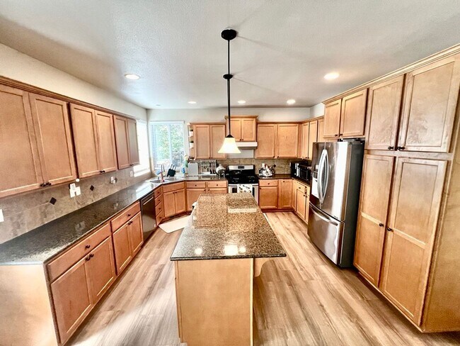 Building Photo - Spacious 5bed/2.5bath W/Bonus Room