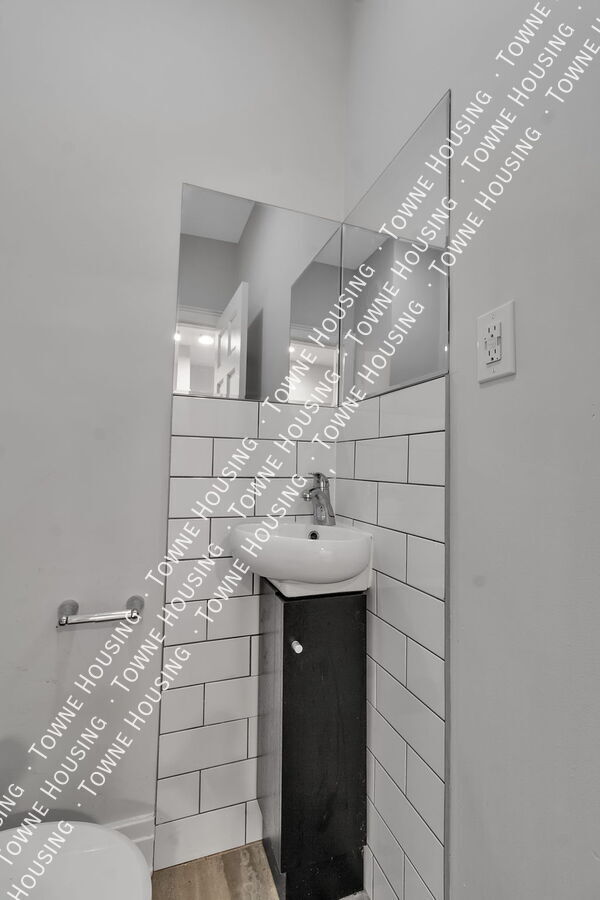 Building Photo - 105 Mariner St