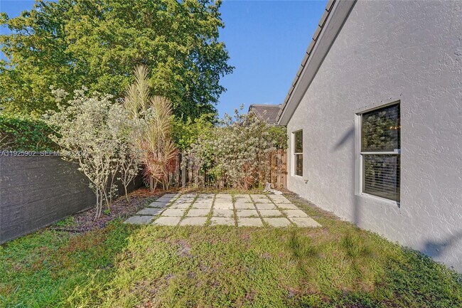 Building Photo - 9012 Lake Park Cir S