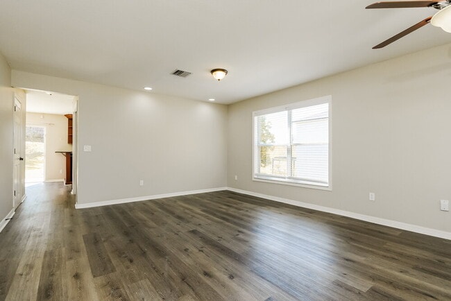 Building Photo - 1915 Crestridge Dr