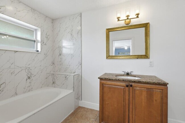 Building Photo - 1029 Staghorn St