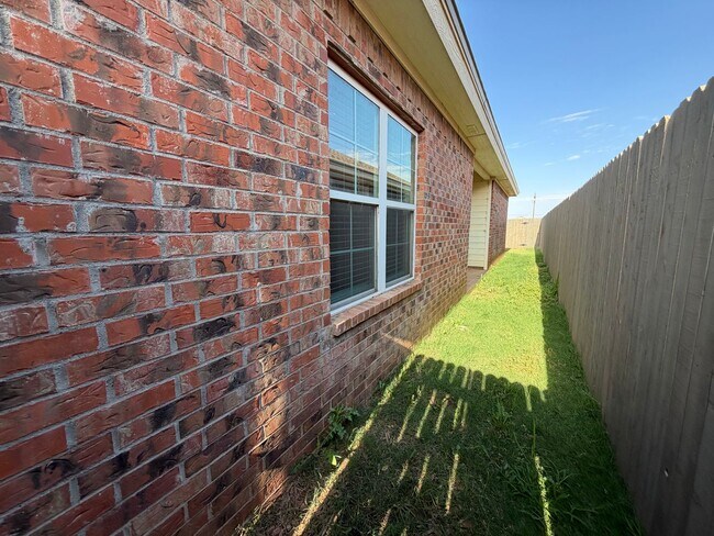 Building Photo - Luxury Town House in Southwest Lubbock