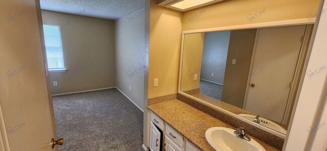 Building Photo - 2204 Oak Hill Dr