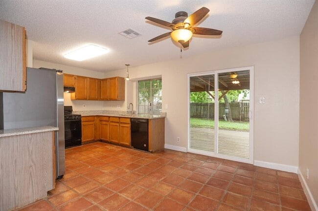 Building Photo - 1004 Kavanagh Dr