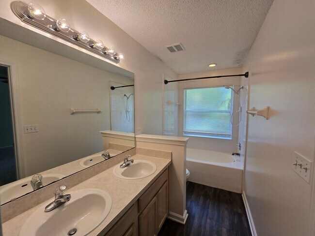 Building Photo - Move-In Special 1/2 Off First Months Rent