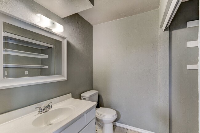 Building Photo - 4 bed 1.5 bath duplex in Midwest City