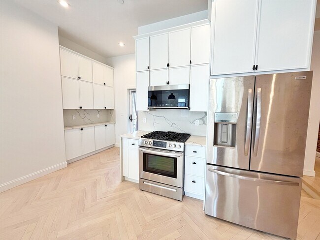 Building Photo - 182 Webster St