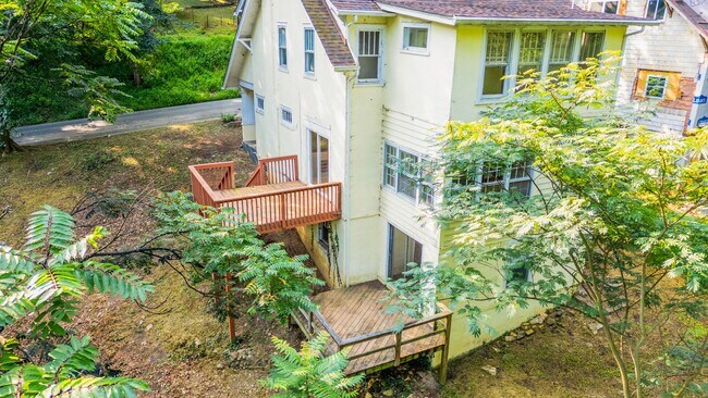 Building Photo - Beautifully updated House in Rivermont