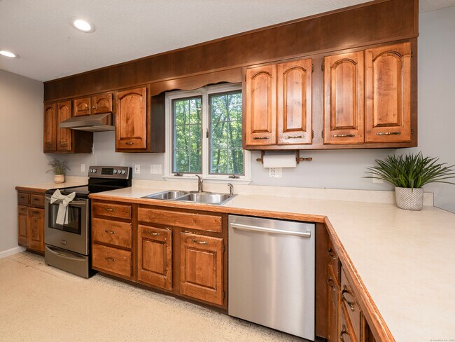 Building Photo - 31 Carriage House Dr