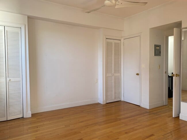 Building Photo - 257 York St