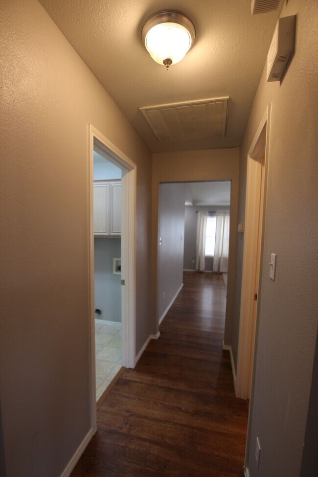 Building Photo - Beautiful 4 bedroom 2 bath home in Flint!