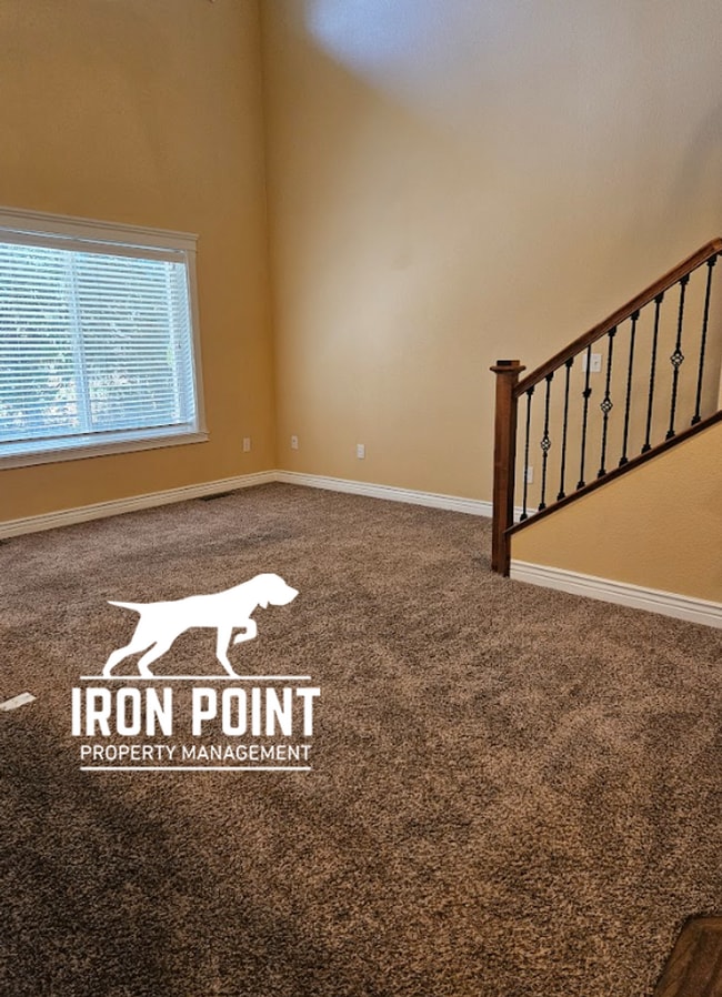 Building Photo - 3/2.5 in Boise-2 Car Garage, Fireplace, Vaulted Ceilings, Landscaping Included.