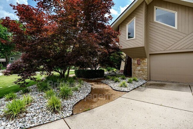 Building Photo - 1382 Hickoryview Ct