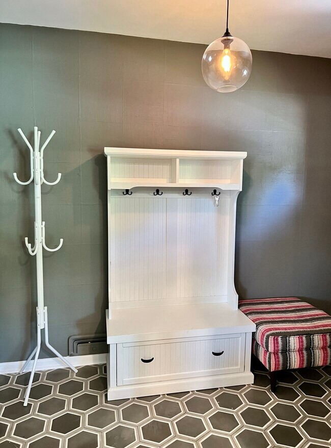 Building Photo - 940 N Oak Park Ave