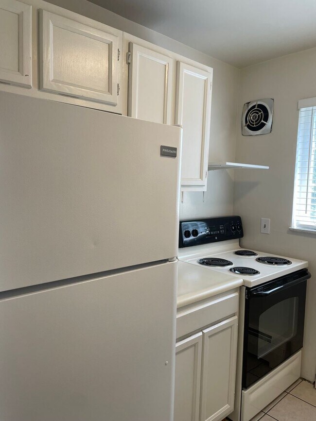 Building Photo - 2 BR IN HYDE PARK WITH OFF STREET PARKING