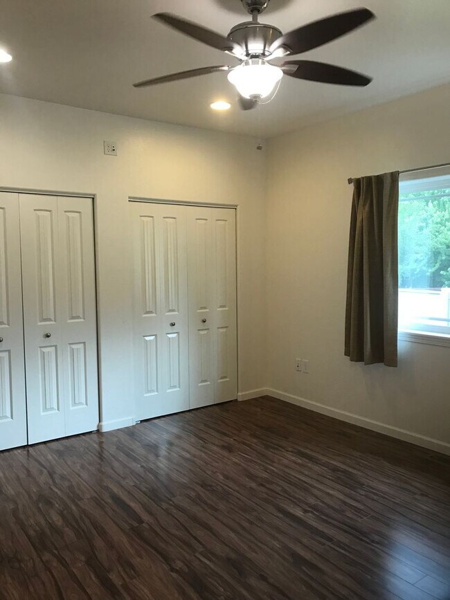 Building Photo - Three bed, two bath Ashland home for rent | Available June