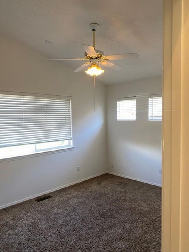 Building Photo - Spacious Two Story Home in the NE Heights ...