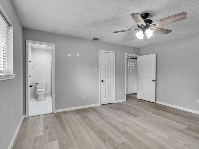 Building Photo - 3202 Lakehaven Dr