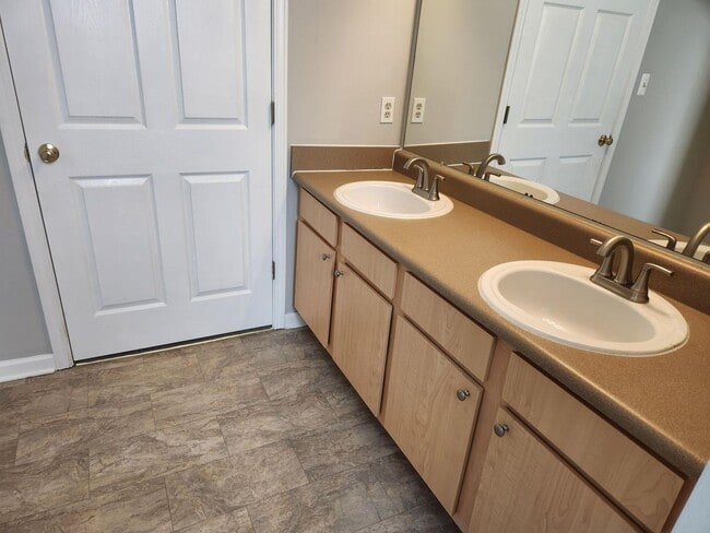 Building Photo - 2 Bedroom 2.5 bath Townhouse-Midlothian/Charter Colony area