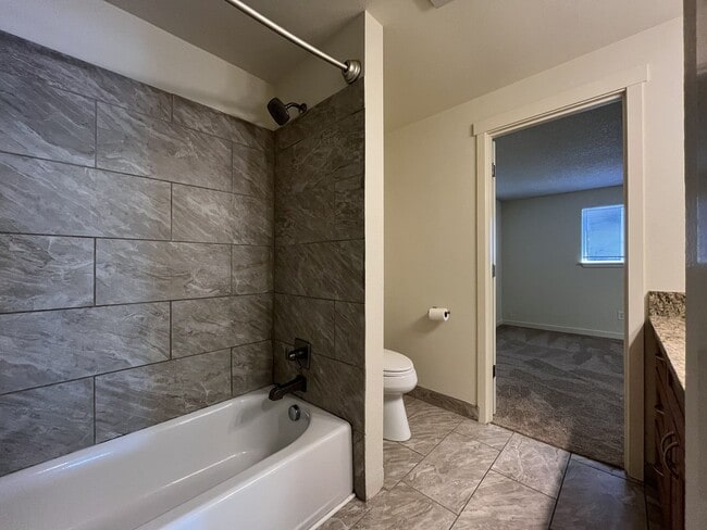 Building Photo - Bright and Airy Home with Stainless Steel Kitchen, Vaulted Ceilings & Washer + Dryer