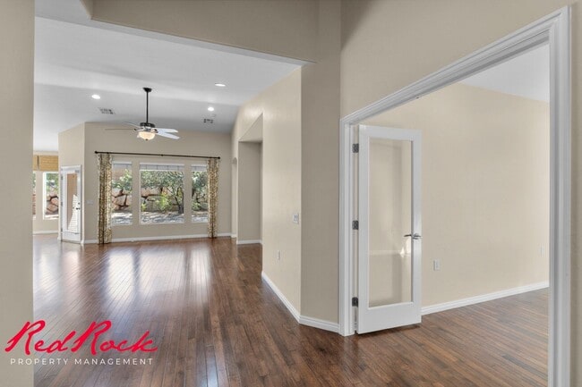 Building Photo - Sun River 2 Bedroom Home with Bonus Den! First Class Amenities!