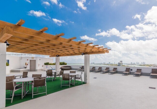 Building Photo - 1750 N Bayshore Dr