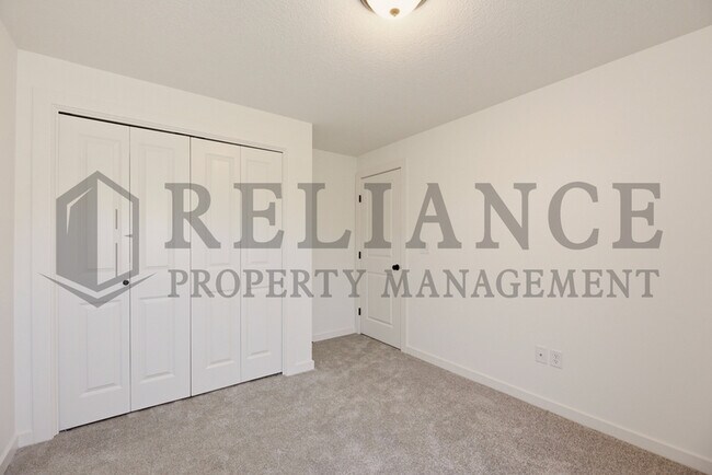 Building Photo - 5241 N Pinecrest Ct