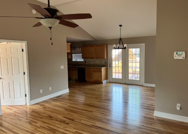 Building Photo - 305 Alexis St