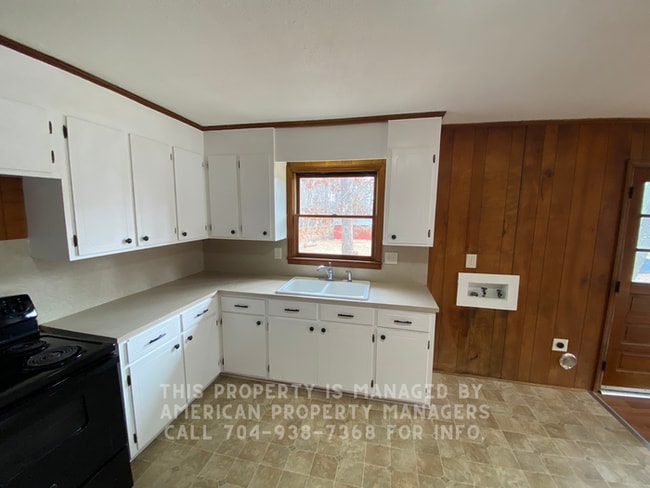 Building Photo - 3810 Vanderburg Dr