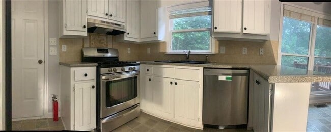 Building Photo - 5613 Spruce Ln