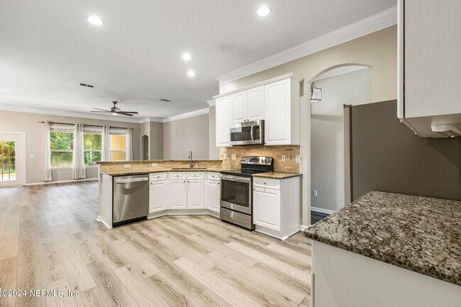 Building Photo - 1892 Vista Lakes Dr